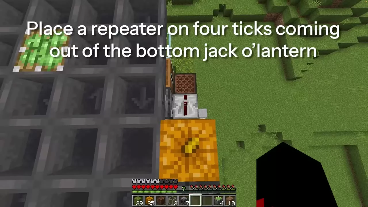 잭오랜턴에서 나오는 배선에 반복기를 4틱으로 맞추는 장면 &mdash; "Place a repeater on four ticks coming out of the bottom jack o'lantern" 자막