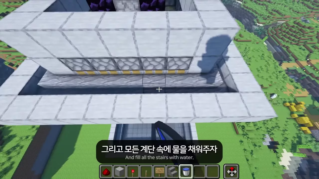 계단마다 물을 채워 넣는 장면